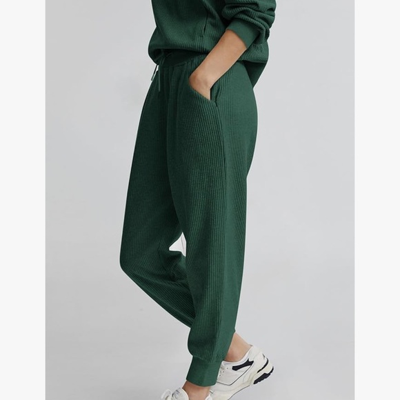 Comfy Green Zip-Up Jumpsuit - Picture 4 of 10